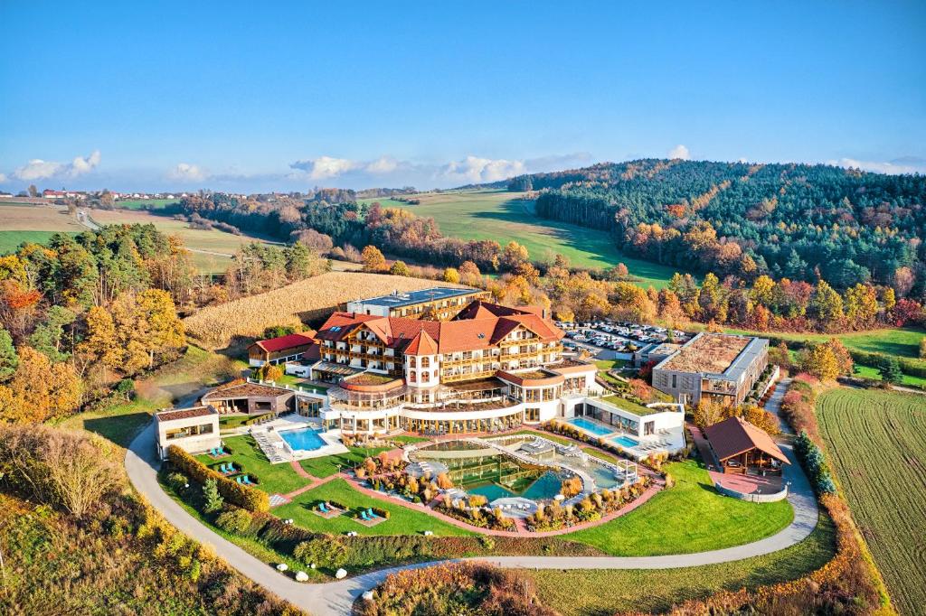 een luchtzicht op een groot landgoed met een resort bij Der Birkenhof Spa & Genuss Resort in Hofenstetten