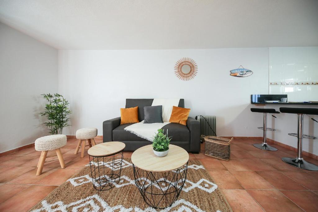 ein Wohnzimmer mit einem Sofa und einem Tisch in der Unterkunft Moradia Marques in Nazaré
