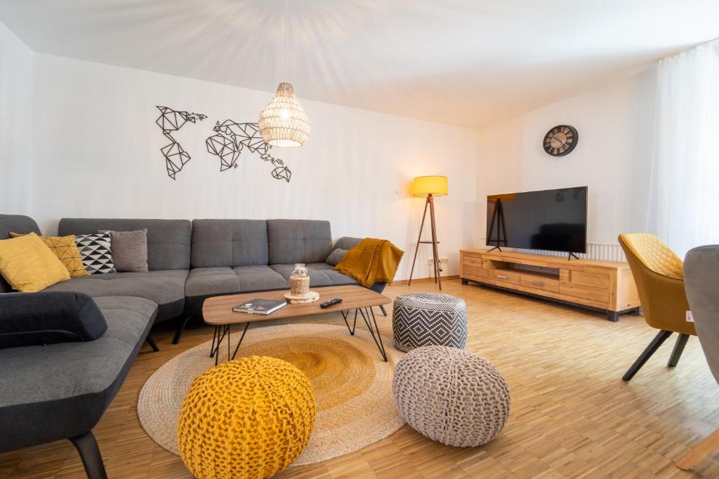 a living room with a couch and a tv at dreamcation - Ehemaliges Pfarrhaus, 3D-Tour, 4 SZ, Terrasse, BBQ, Küche, Garten, 140qm in Kelheim