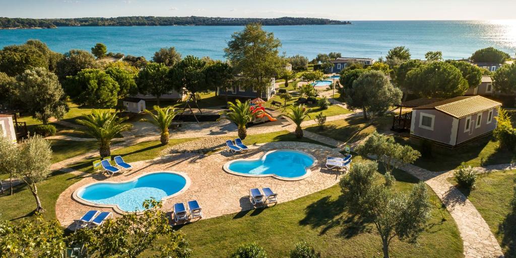 una vista aérea de un complejo con 2 piscinas en Premium Sirena Village Mobile Homes, en Novigrad Istria