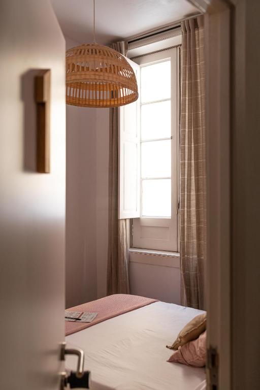 un dormitorio con una cama y una ventana en Mapango Small Rooms, en Santa Cruz de Tenerife