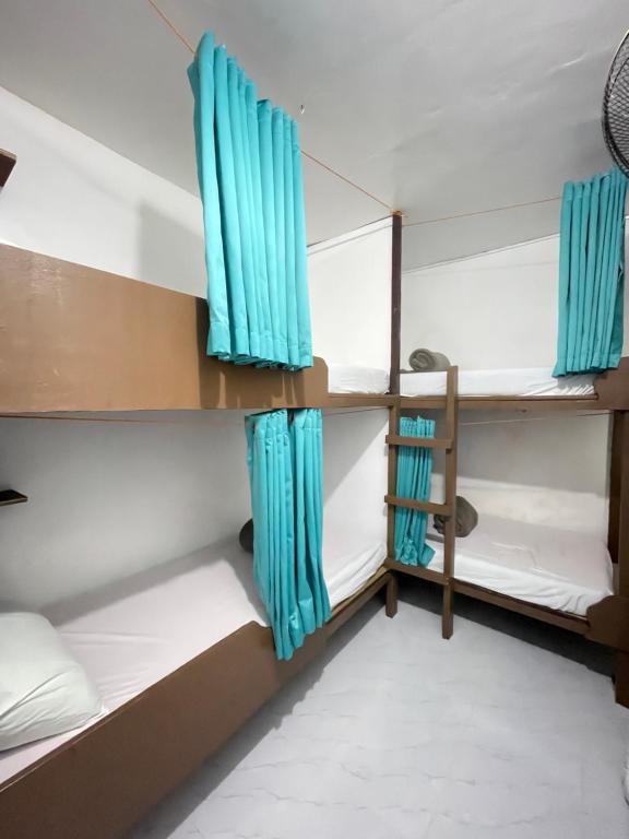 Postel nebo postele na pokoji v ubytování Malapascua Budget Inn MBI DIVE CENTER
