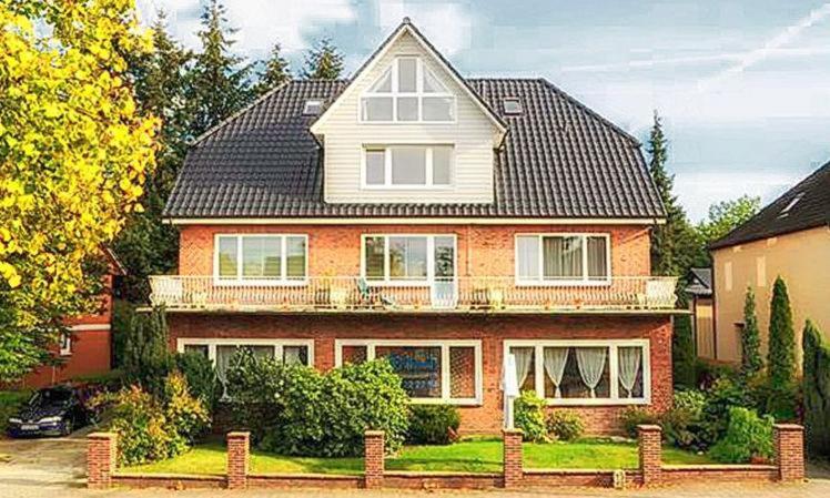 a large house with a large roof at ITM Hotel Bettkästchen am Sachsenwald in Reinbek