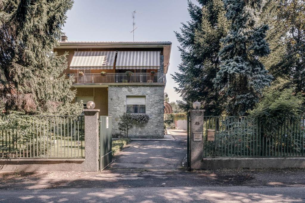 ein Tor vor einem Haus mit Bäumen in der Unterkunft Sentirsi a casa, lontano da casa-feel at home away from home in Caronno Pertusella