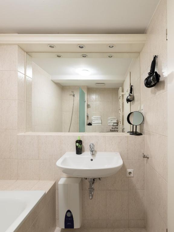 Flower's Berlin by Limehome - Digital Access - 19