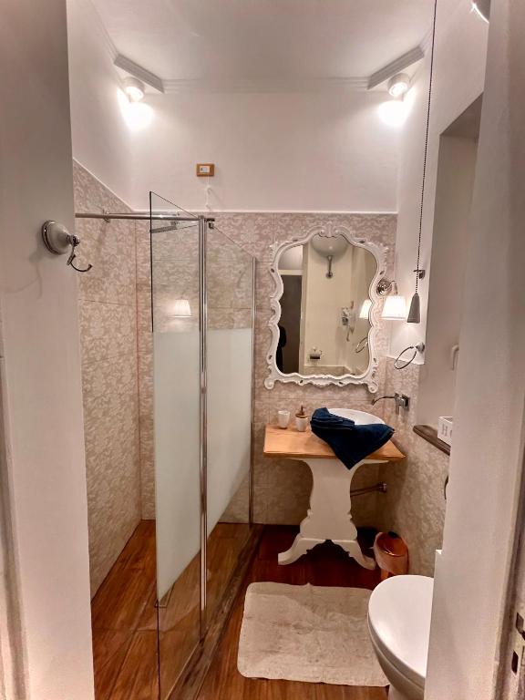 łazienka z umywalką i lustrem w obiekcie Interno12 w mieście Palermo