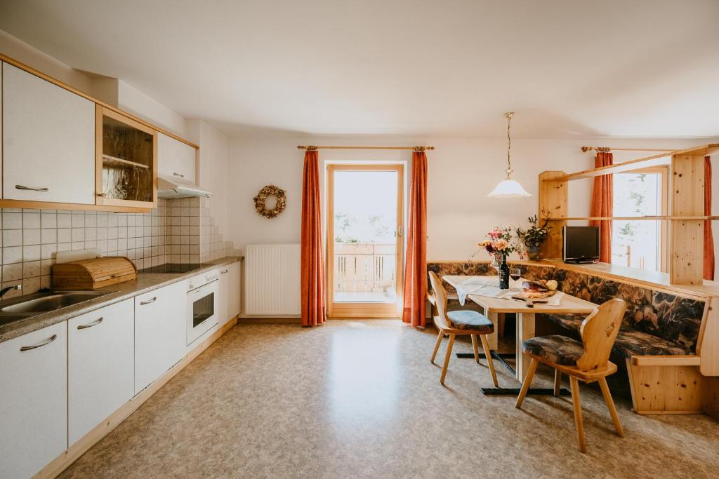 Kuchyň nebo kuchyňský kout v ubytování Peintnerhof Appartments & Zimmer