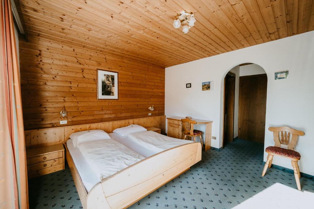 una camera con letto e soffitto in legno di Peintnerhof Appartments & Zimmer a Naz-Sciaves