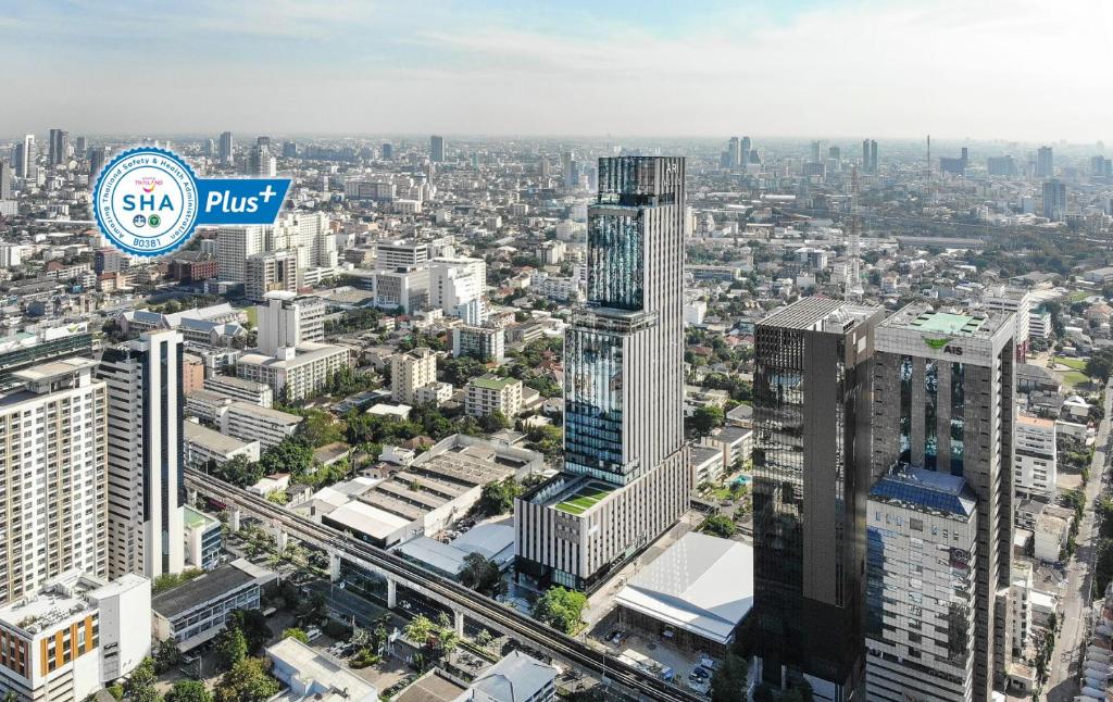 uma vista aérea de uma cidade com edifícios altos em The Quarter Ari by UHG em Bangkok