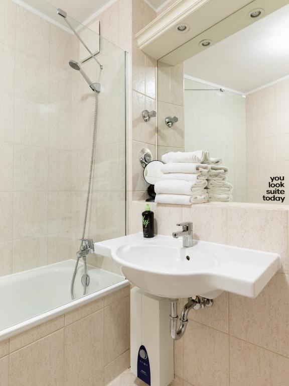 Flower's Berlin by Limehome - Digital Access - 11