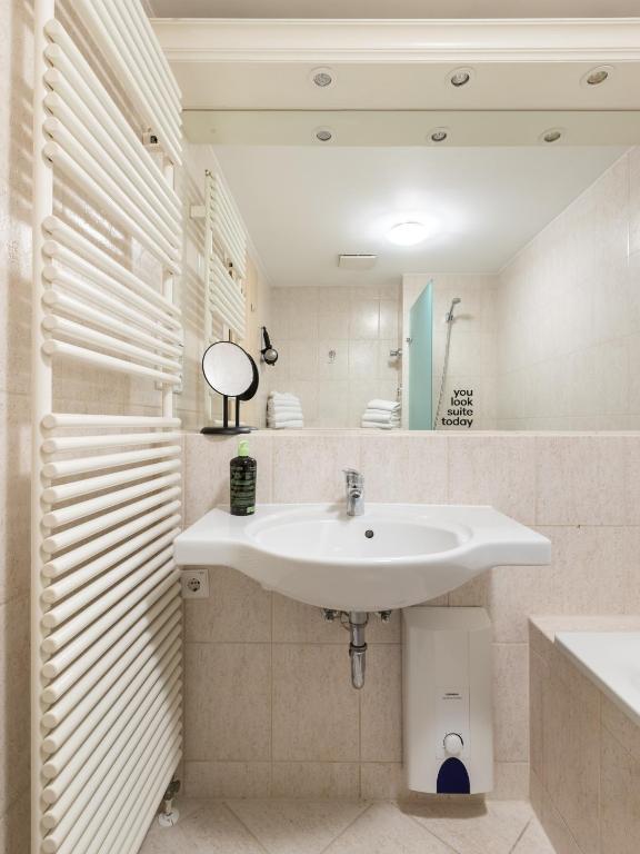 Flower's Berlin by Limehome - Digital Access - 3