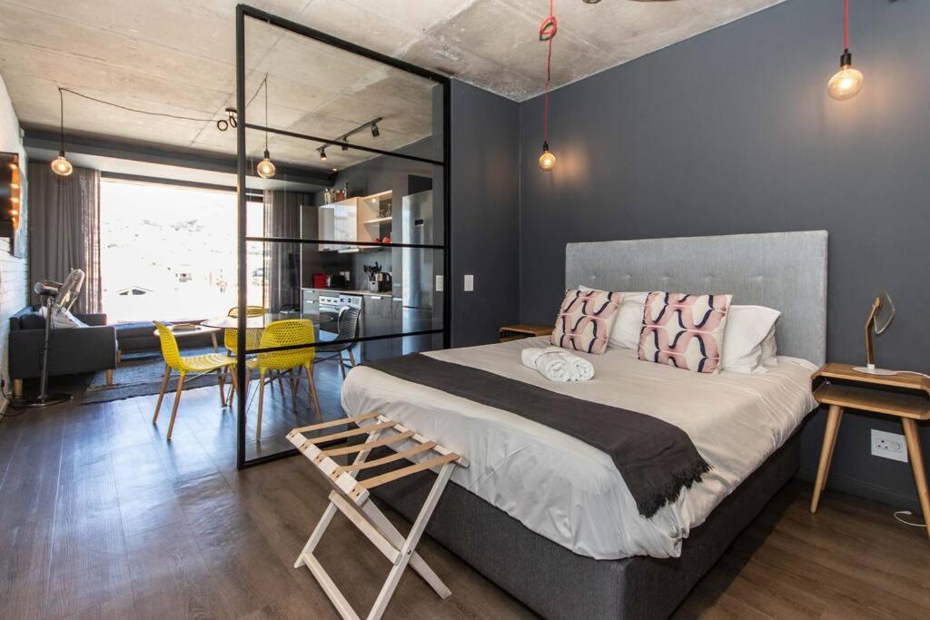 sypialnia z dużym łóżkiem i jadalnią w obiekcie 514 Wex1 Modern Studio Apartment w Kapsztadzie
