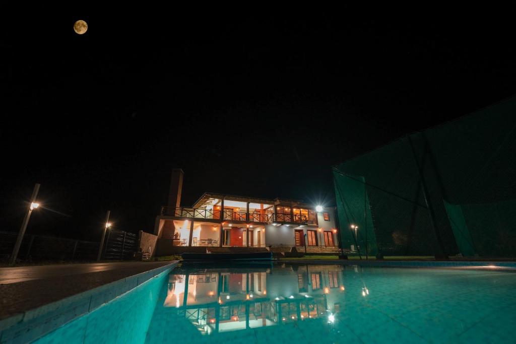 een gebouw 's nachts met een zwembad bij Villa Sarajevo in Vareš
