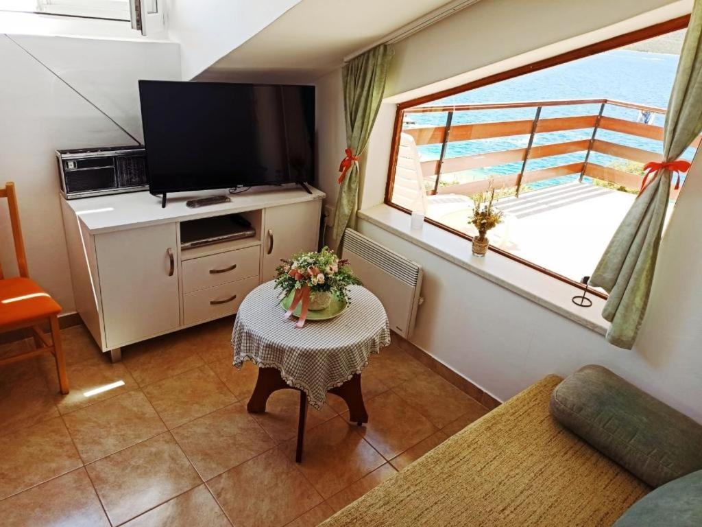 TV a/nebo společenská místnost v ubytování Apartment in Okrug Gornji with sea view, terrace, air conditioning, W-LAN 5045-1