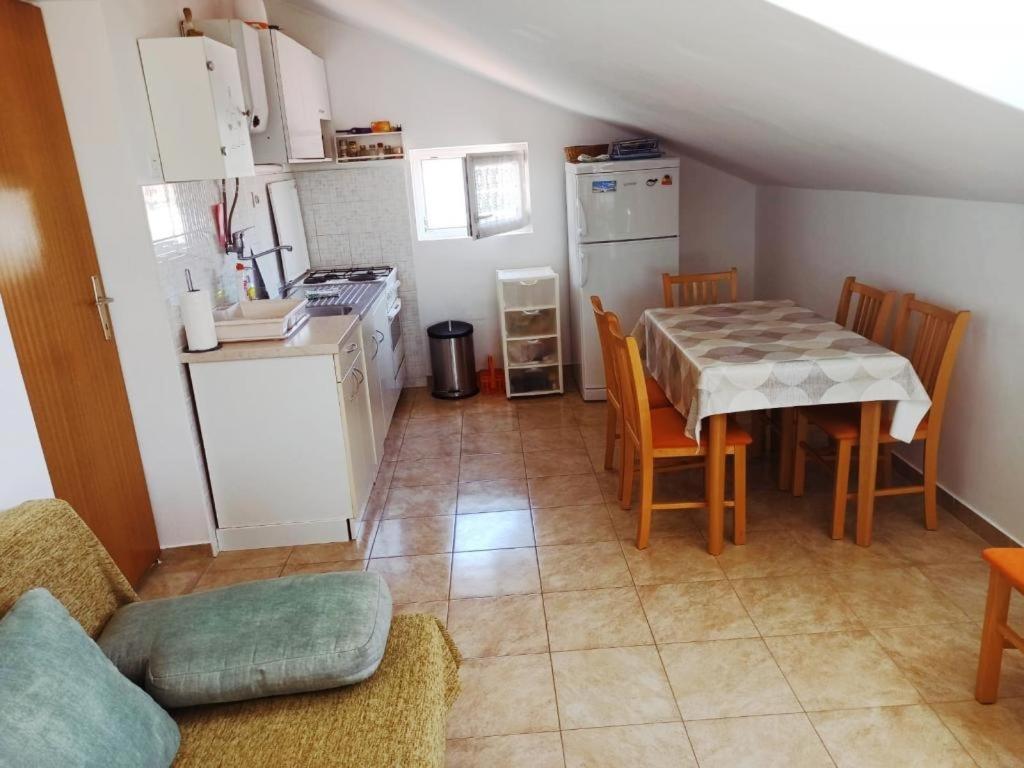 Kuchyň nebo kuchyňský kout v ubytování Apartment in Okrug Gornji with sea view, terrace, air conditioning, W-LAN 5045-1