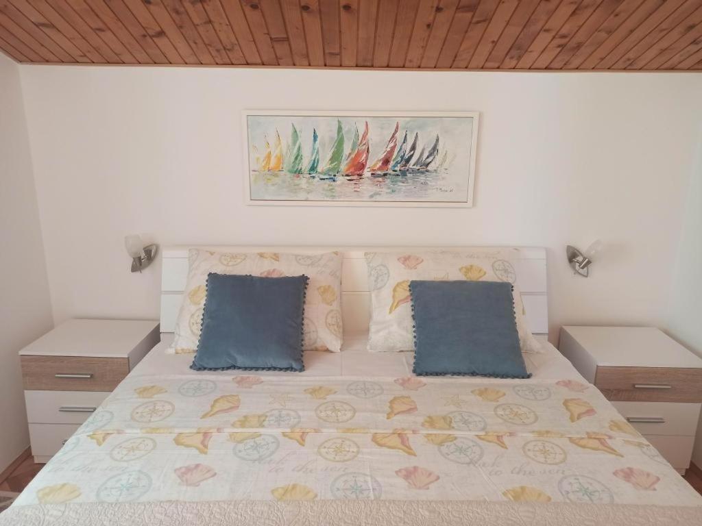 Postel nebo postele na pokoji v ubytování Apartment in Okrug Gornji with sea view, terrace, air conditioning, W-LAN 5045-1