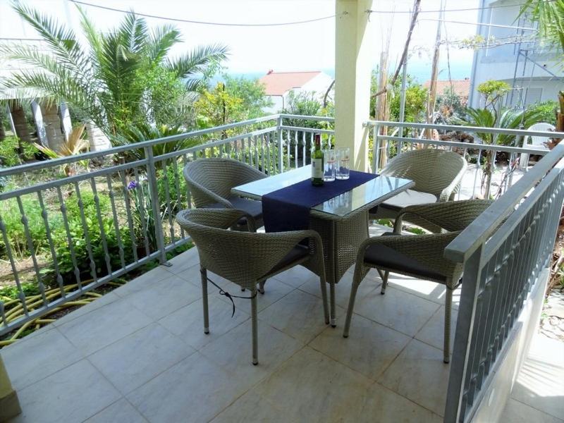 Balkón alebo terasa v ubytovaní Apartment in Okrug Gornji with sea view, terrace, air conditioning, WiFi 5046-1