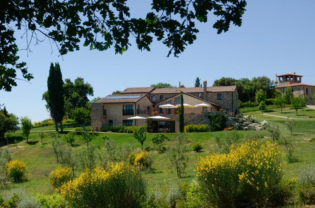 a house on a hill with a garden at Podere Carceroni in Cinigiano