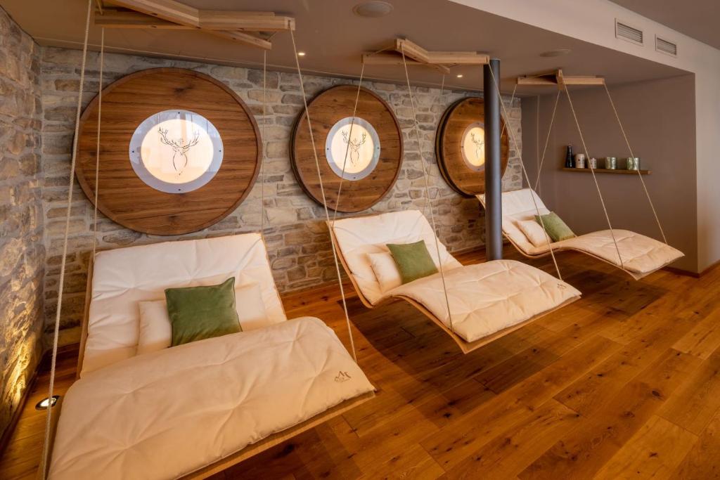 Postel nebo postele na pokoji v ubytování Landgasthof Hubertus - Braugasthof und Wellnesshotel im Allgäu