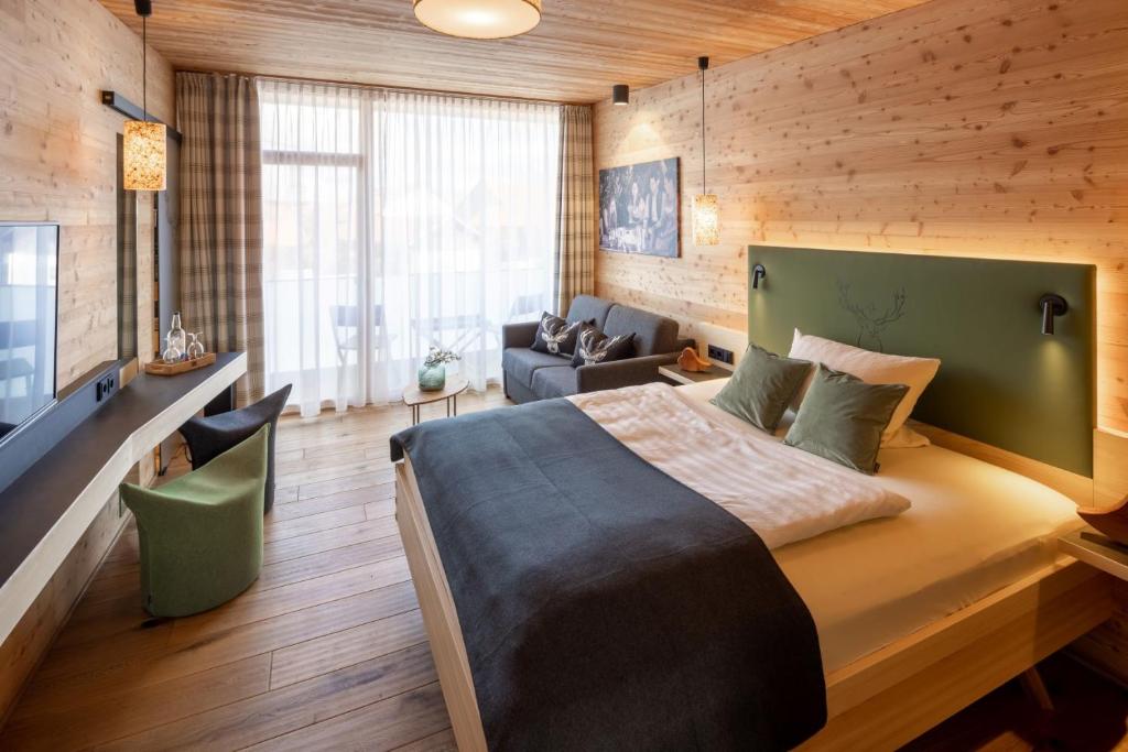 Postel nebo postele na pokoji v ubytování Landgasthof Hubertus - Braugasthof und Wellnesshotel im Allgäu