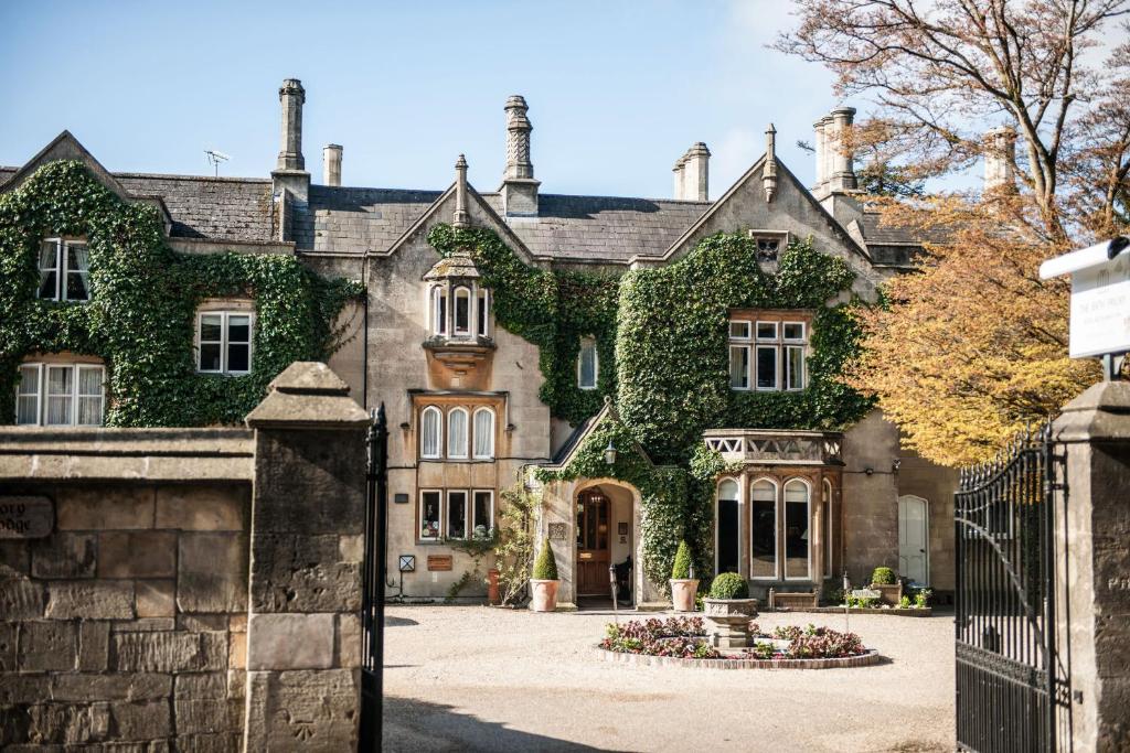 una vieja casa con hiedra en la parte delantera en The Bath Priory - A Relais & Chateaux Hotel en Bath