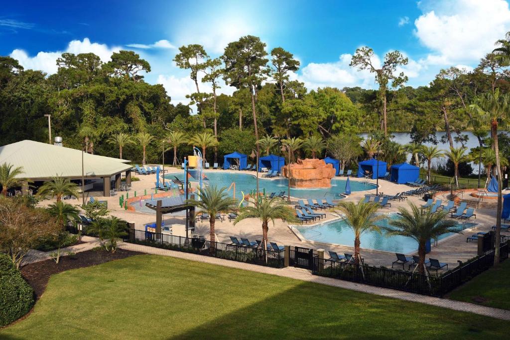 uma imagem de uma grande piscina num resort em Wyndham Garden Lake Buena Vista Disney Springs® Resort Area em Orlando