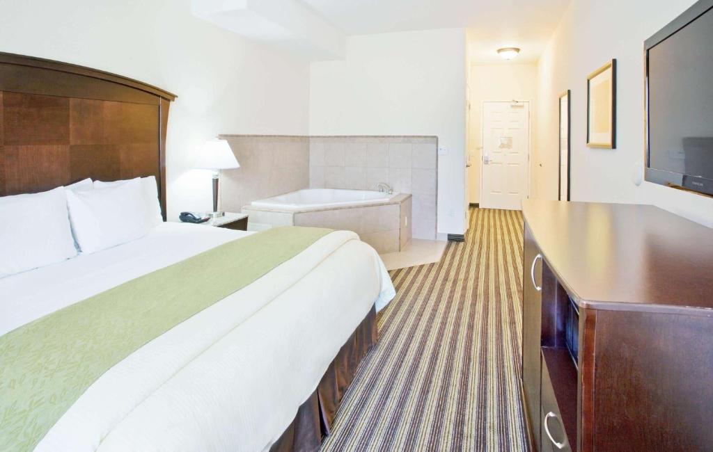 La Quinta by Wyndham Fowler - Deluxe King Studio Suite - Non-Smoking