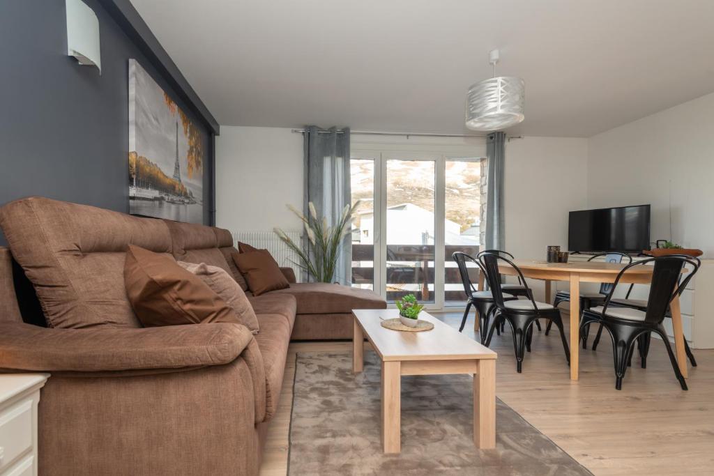 a living room with a couch and a table at Apartamentos Vaquers MIKKA 3000 in Pas de la Casa