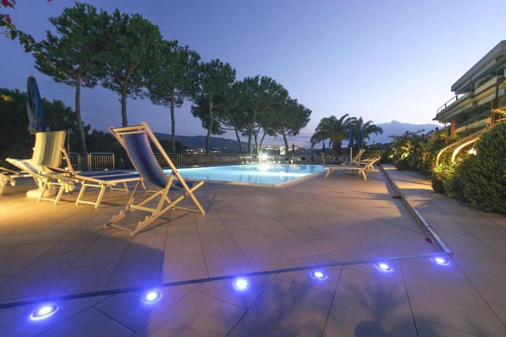 The swimming pool at or close to Il Porto trilocale nr.7