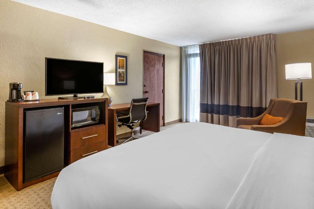 Comfort Inn & Suites near Danville Mall - King Room - Accessible / Non-fumeur