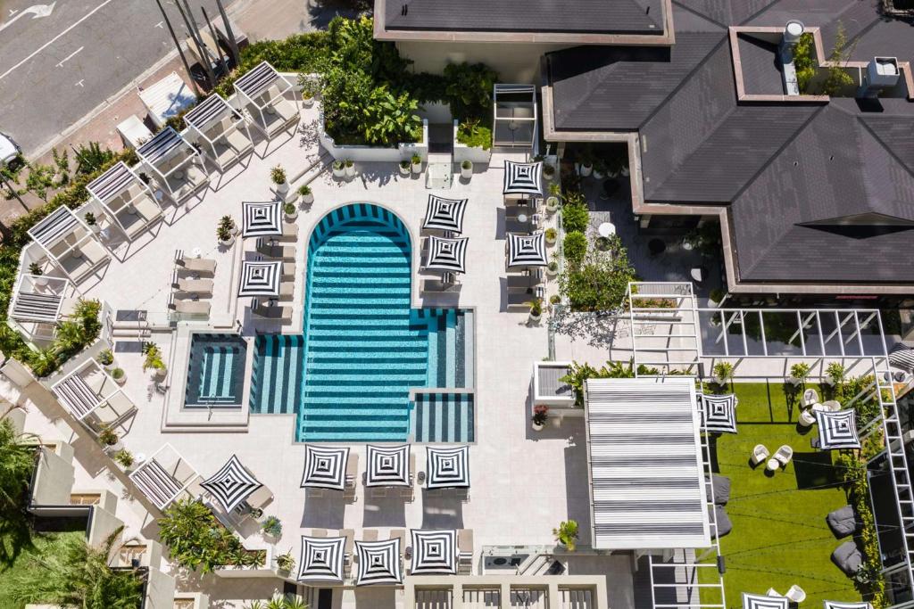 黃金海岸的住宿－黃金海岸QT精品度假酒店，蓝色门房子的空中景色