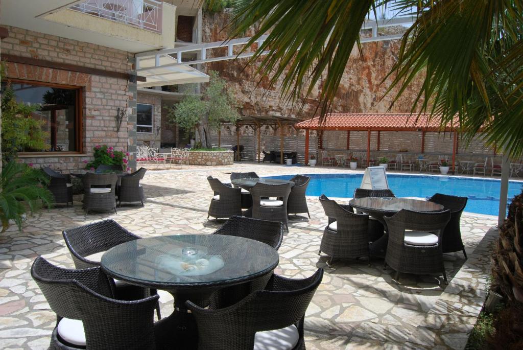 Bazén v ubytování Hotel Panorama Sarande nebo v jeho okolí