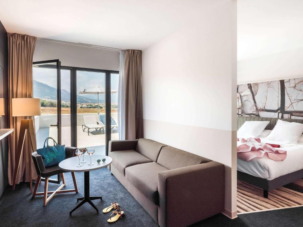 Postel nebo postele na pokoji v ubytování Mercure Hotel & Spa Bastia Biguglia