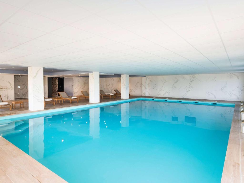 Bazén v ubytování Mercure Hotel & Spa Bastia Biguglia nebo v jeho okolí
