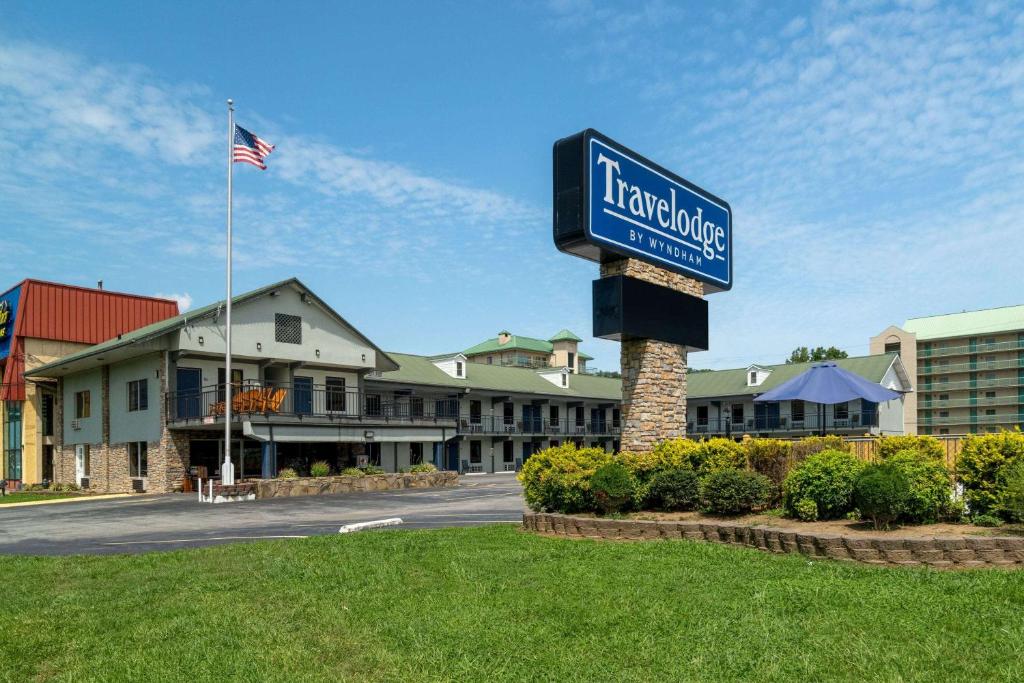 una señal para un hotel frente a un edificio en Travelodge by Wyndham Pigeon Forge en Pigeon Forge