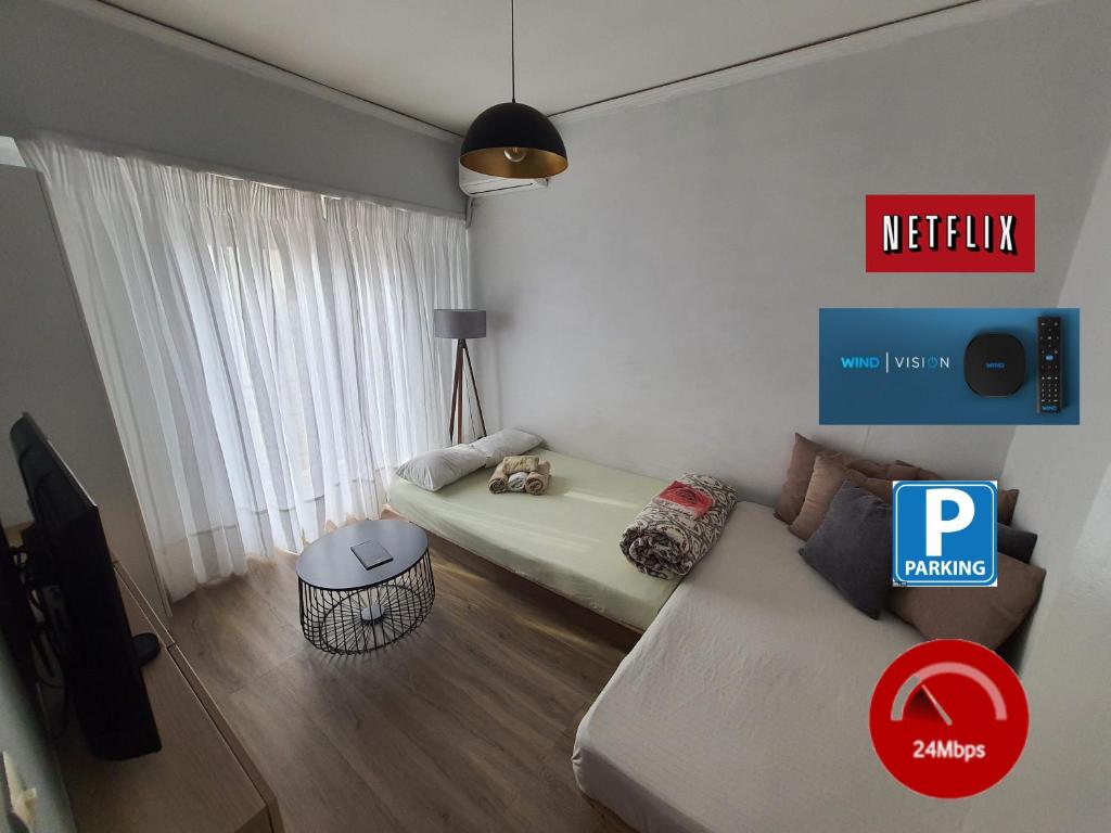 ein kleines Wohnzimmer mit einem Sofa und einem TV in der Unterkunft Central in Patras