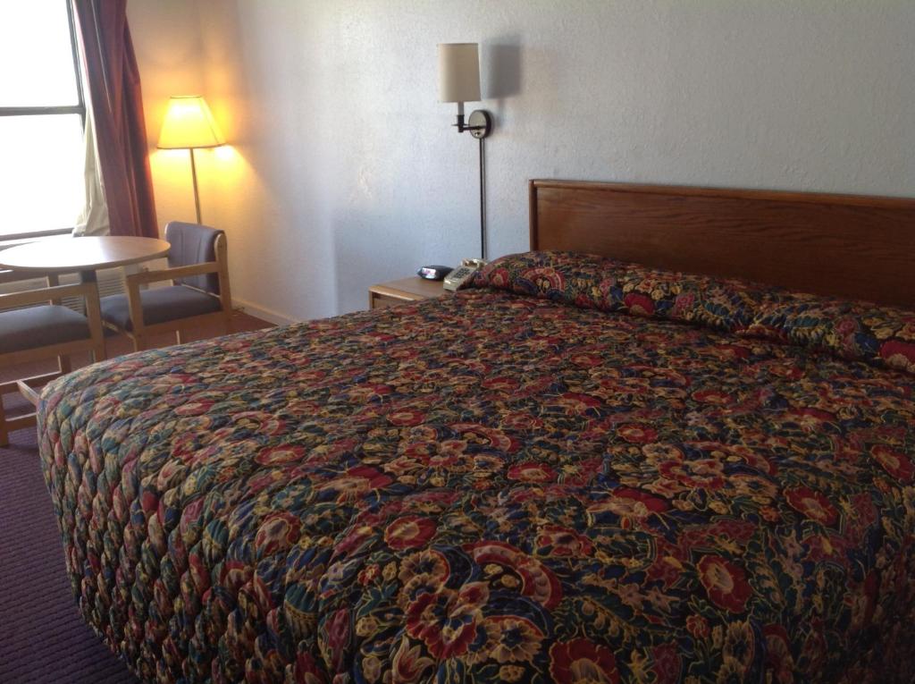 Knights Inn Muskogee - King Room- Non-Smoking
