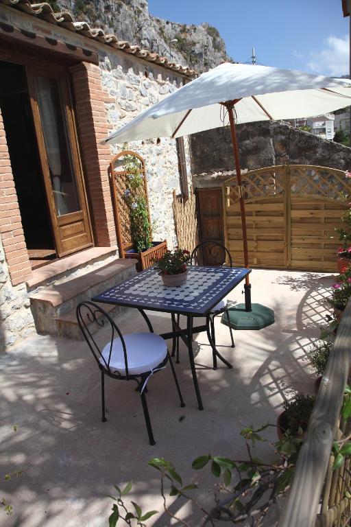 Patio lub wspólna przestrzeń na świeżym powietrzu w obiekcie La Casa della Luna (by Vacation Service)