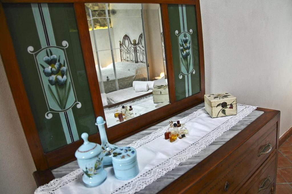 komodę z lustrem i wazami w obiekcie La Casa della Luna (by Vacation Service) w Cefalù