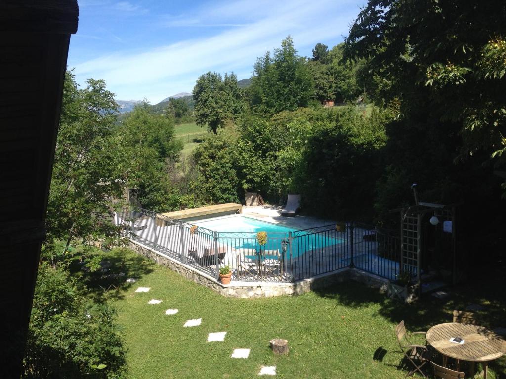 an overhead view of a swimming pool in a yard at La Pastorale in La Bâtie-Neuve