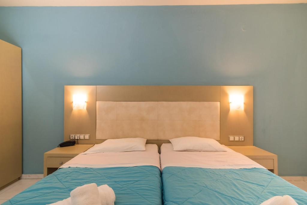 Letto o letti in una camera di Porto Koukla Beach