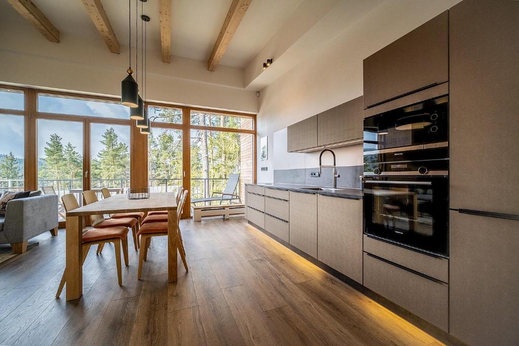 Kuchyň nebo kuchyňský kout v ubytování Lipno Port Apartment C304 - Lipno Home
