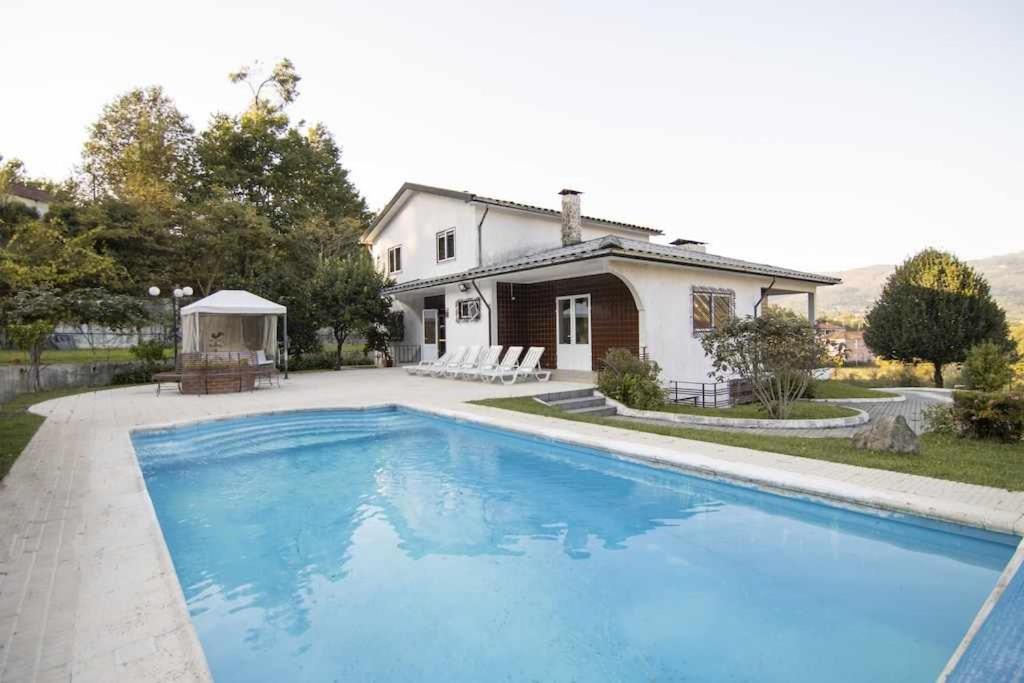 - une piscine en face d'une maison dans l'établissement Quintinha de Sabadim - 500 metros da ecovia de Sistelo, à Arcos de Valdevez