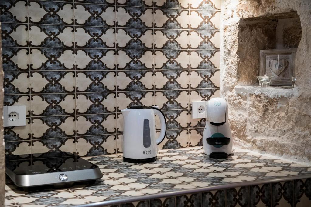 Zestaw do parzenia kawy i herbaty w obiekcie SINFONIE PUGLIESI LUXURY ROOM