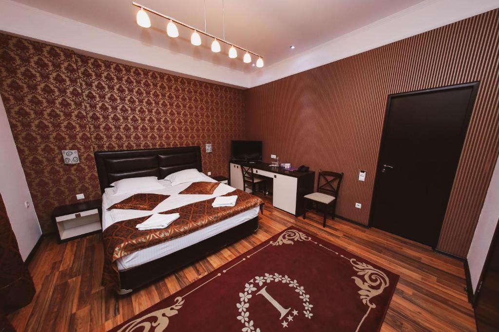 Postel nebo postele na pokoji v ubytování IRIS Hotel