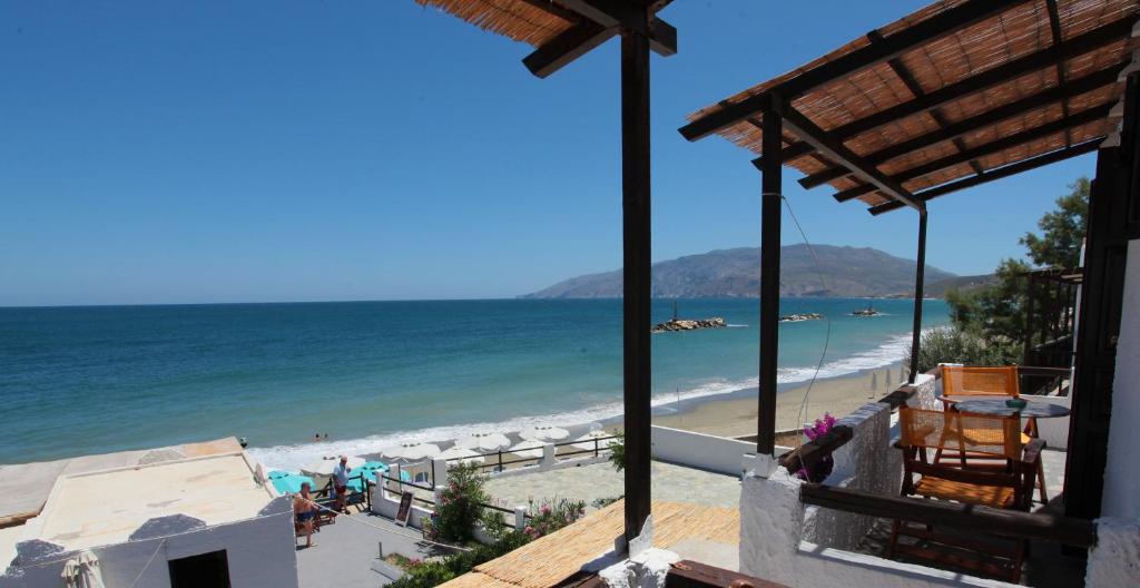 een uitzicht op het strand vanuit een gebouw bij Ferogia in Skiros
