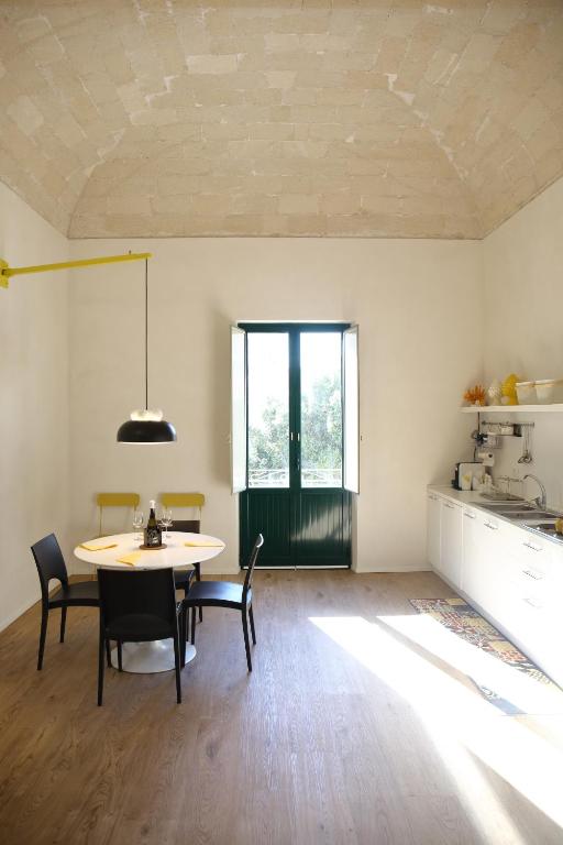 jadalnia ze stołem i krzesłami w obiekcie GialloCorallo - Casa Vacanze Trapani w Trapani