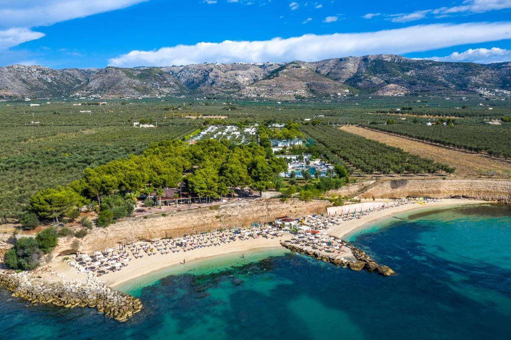 una vista aerea su una spiaggia con un resort di Villaggio Baia Del Monaco a Manfredonia