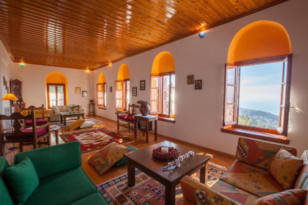 sala de estar con sofá y mesa en Eremia Rustic House - Entire Villa in Pelion en Makrinítsa