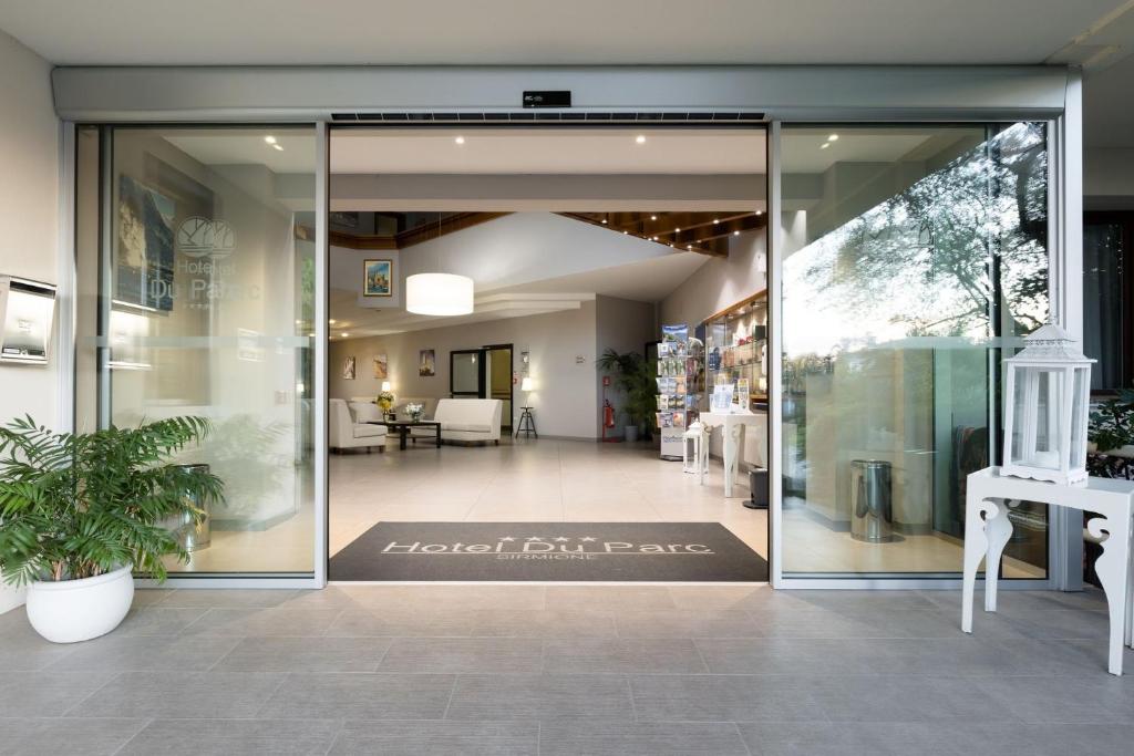 a store front with a large glass door at Du Parc in Sirmione